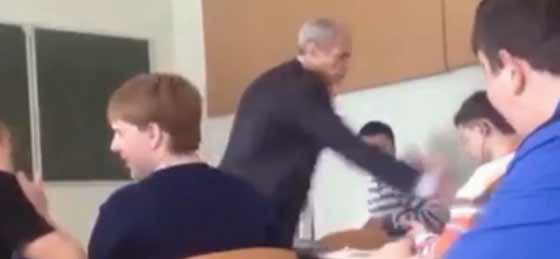 شاهدوا رد فعل طلاب على اعتداء زميلهم على معلم داخل الصف صورة رقم 1 شاهدوا رد فعل طلاب على اعتداء زميلهم على معلم داخل الصف صورة رقم 1