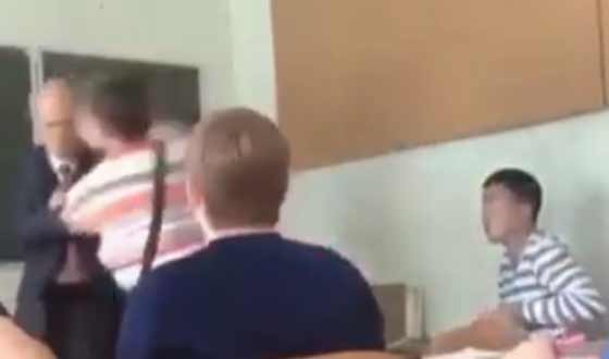 شاهدوا رد فعل طلاب على اعتداء زميلهم على معلم داخل الصف صورة رقم 2 شاهدوا رد فعل طلاب على اعتداء زميلهم على معلم داخل الصف صورة رقم 2