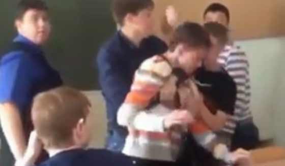 شاهدوا رد فعل طلاب على اعتداء زميلهم على معلم داخل الصف صورة رقم 3 شاهدوا رد فعل طلاب على اعتداء زميلهم على معلم داخل الصف صورة رقم 3