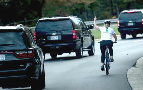 أميركية تطرد من عملها بعدما قامت بإشارة مسيئة في موكب ترامب صورة رقم 1 أميركية تطرد من عملها بعدما قامت بإشارة مسيئة في موكب ترامب صورة رقم 1