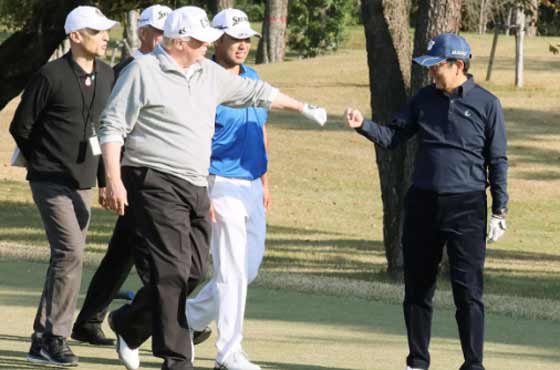 أميركية تطرد من عملها بعدما قامت بإشارة مسيئة في موكب ترامب صورة رقم 2 أميركية تطرد من عملها بعدما قامت بإشارة مسيئة في موكب ترامب صورة رقم 2