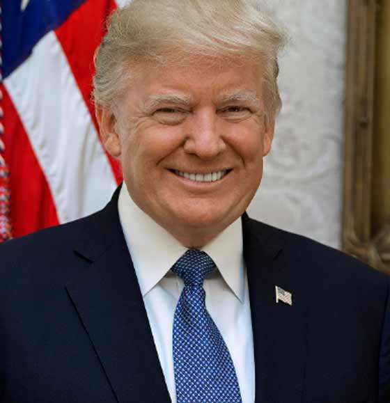 أميركية تطرد من عملها بعدما قامت بإشارة مسيئة في موكب ترامب صورة رقم 3 أميركية تطرد من عملها بعدما قامت بإشارة مسيئة في موكب ترامب صورة رقم 3