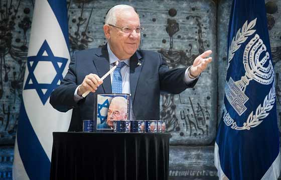 بالصور.. نادي ريال مدريد يكرم الرئيس الإسرائيلي ريفلين صورة رقم 7 بالصور.. نادي ريال مدريد يكرم الرئيس الإسرائيلي ريفلين صورة رقم 7