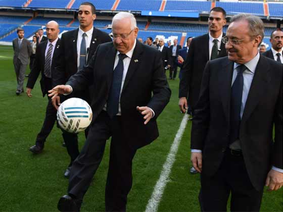 بالصور.. نادي ريال مدريد يكرم الرئيس الإسرائيلي ريفلين صورة رقم 5 بالصور.. نادي ريال مدريد يكرم الرئيس الإسرائيلي ريفلين صورة رقم 5
