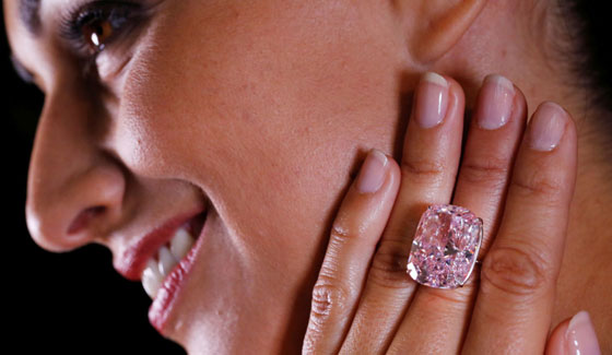 بالصور.. أكبر ماسة وردية بالعالم تُعرض في مزاد علني صورة رقم 1 بالصور.. أكبر ماسة وردية بالعالم تُعرض في مزاد علني صورة رقم 1