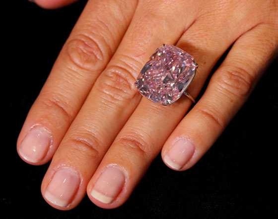 بالصور.. أكبر ماسة وردية بالعالم تُعرض في مزاد علني صورة رقم 2 بالصور.. أكبر ماسة وردية بالعالم تُعرض في مزاد علني صورة رقم 2