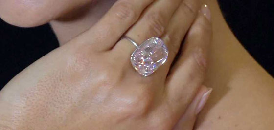 بالصور.. أكبر ماسة وردية بالعالم تُعرض في مزاد علني صورة رقم 4 بالصور.. أكبر ماسة وردية بالعالم تُعرض في مزاد علني صورة رقم 4