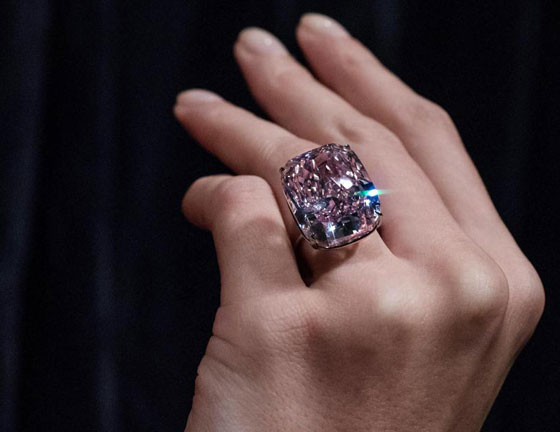 بالصور.. أكبر ماسة وردية بالعالم تُعرض في مزاد علني صورة رقم 5 بالصور.. أكبر ماسة وردية بالعالم تُعرض في مزاد علني صورة رقم 5