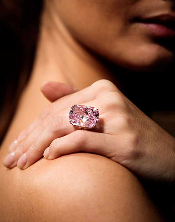 بالصور.. أكبر ماسة وردية بالعالم تُعرض في مزاد علني صورة رقم 7 بالصور.. أكبر ماسة وردية بالعالم تُعرض في مزاد علني صورة رقم 7