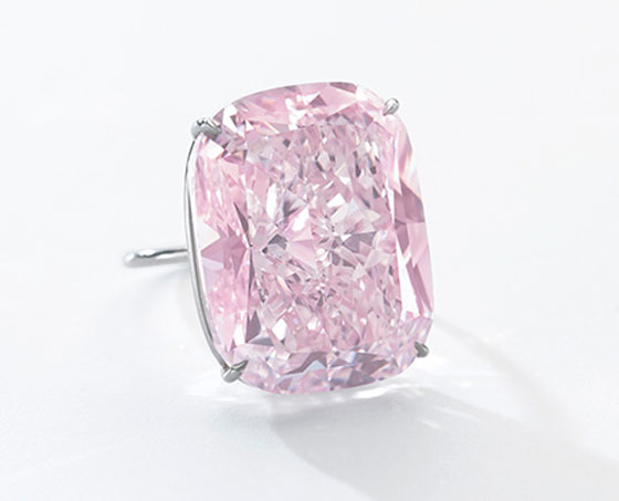 بالصور.. أكبر ماسة وردية بالعالم تُعرض في مزاد علني صورة رقم 8 بالصور.. أكبر ماسة وردية بالعالم تُعرض في مزاد علني صورة رقم 8