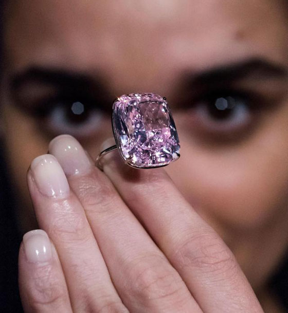 بالصور.. أكبر ماسة وردية بالعالم تُعرض في مزاد علني صورة رقم 11 بالصور.. أكبر ماسة وردية بالعالم تُعرض في مزاد علني صورة رقم 11