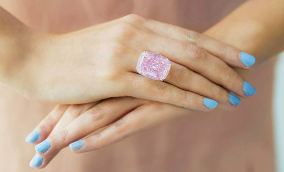 بالصور.. أكبر ماسة وردية بالعالم تُعرض في مزاد علني صورة رقم 12 بالصور.. أكبر ماسة وردية بالعالم تُعرض في مزاد علني صورة رقم 12