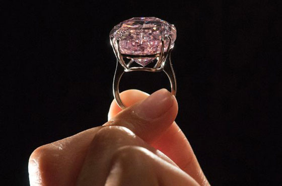 بالصور.. أكبر ماسة وردية بالعالم تُعرض في مزاد علني صورة رقم 14 بالصور.. أكبر ماسة وردية بالعالم تُعرض في مزاد علني صورة رقم 14