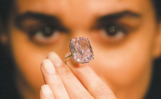 بالصور.. أكبر ماسة وردية بالعالم تُعرض في مزاد علني صورة رقم 15 بالصور.. أكبر ماسة وردية بالعالم تُعرض في مزاد علني صورة رقم 15