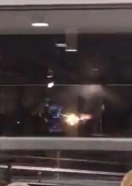 اشتعال النار في محرك طائرة في مطار سياتل.. فيديو صورة رقم 1 اشتعال النار في محرك طائرة في مطار سياتل.. فيديو صورة رقم 1