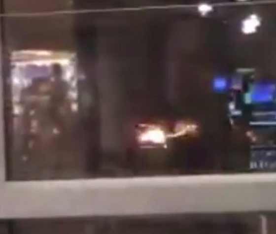 اشتعال النار في محرك طائرة في مطار سياتل.. فيديو صورة رقم 3 اشتعال النار في محرك طائرة في مطار سياتل.. فيديو صورة رقم 3