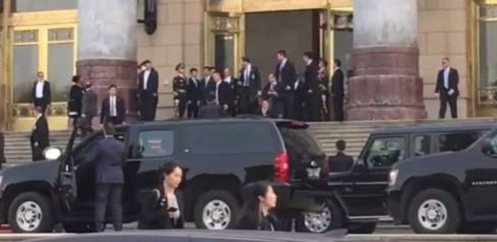 بالفيديو.. جندي صيني لمراقبة خطوات ترامب والسبب ؟ صورة رقم 1 بالفيديو.. جندي صيني لمراقبة خطوات ترامب والسبب ؟ صورة رقم 1