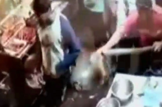 فيديو مروع.. طباخ يعاقب زبونا بطريقة وحشية صورة رقم 2 فيديو مروع.. طباخ يعاقب زبونا بطريقة وحشية صورة رقم 2