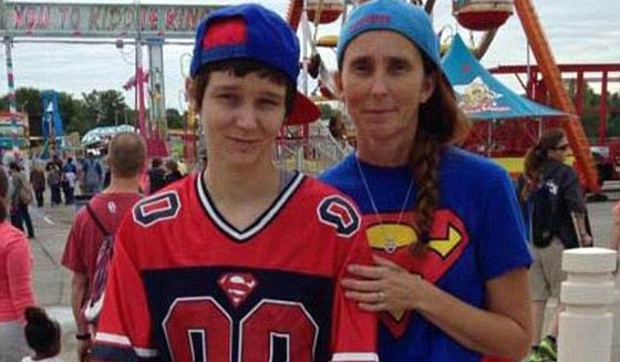 أمريكية تواجه الحكم بالسجن لعشر سنوات بعد زواجها من أمها! صورة رقم 4