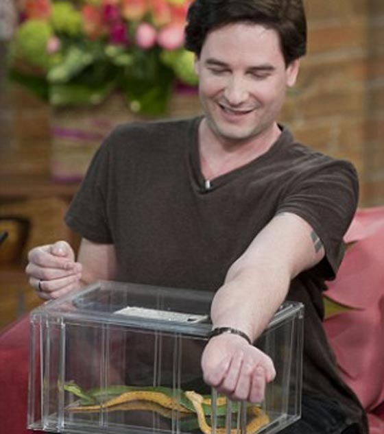 بالفيديو والصور.. موسيقي يحقن نفسه بسم ثعبان الكوبرا منذ 28 عاما! صورة رقم 4