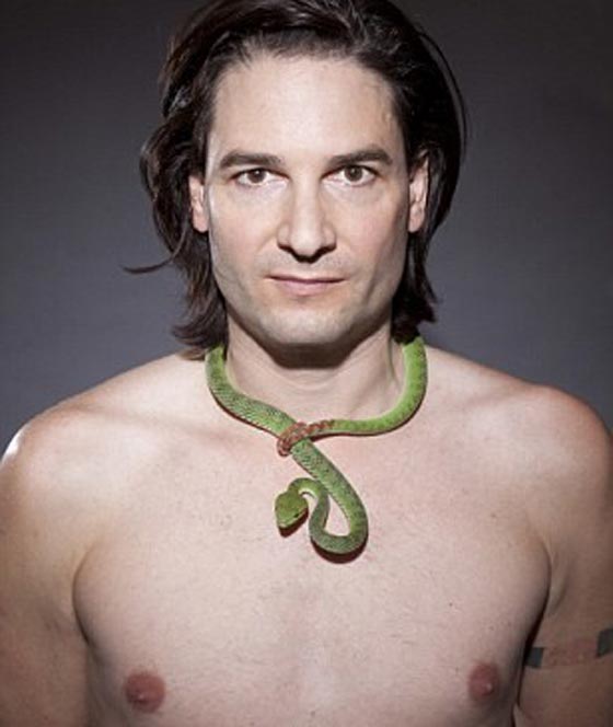 بالفيديو والصور.. موسيقي يحقن نفسه بسم ثعبان الكوبرا منذ 28 عاما! صورة رقم 1