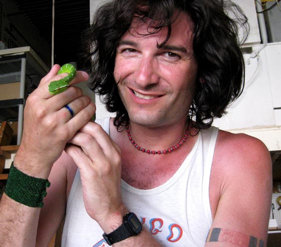 بالفيديو والصور.. موسيقي يحقن نفسه بسم ثعبان الكوبرا منذ 28 عاما! صورة رقم 2