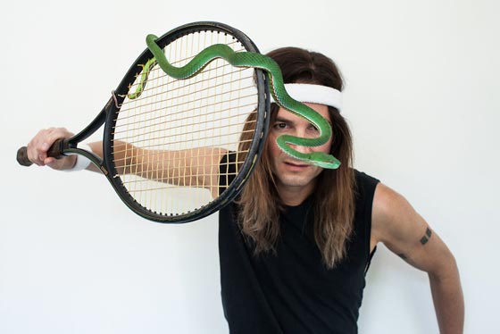 بالفيديو والصور.. موسيقي يحقن نفسه بسم ثعبان الكوبرا منذ 28 عاما! صورة رقم 6