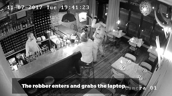 بالفيديو.. امرأة شجاعة تواجه لص حاول سرقة حاسوبها صورة رقم 3 بالفيديو.. امرأة شجاعة تواجه لص حاول سرقة حاسوبها صورة رقم 3