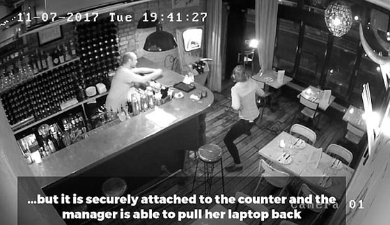 بالفيديو.. امرأة شجاعة تواجه لص حاول سرقة حاسوبها صورة رقم 4 بالفيديو.. امرأة شجاعة تواجه لص حاول سرقة حاسوبها صورة رقم 4