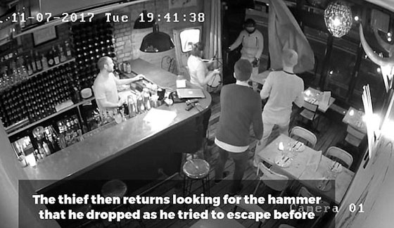 بالفيديو.. امرأة شجاعة تواجه لص حاول سرقة حاسوبها صورة رقم 5 بالفيديو.. امرأة شجاعة تواجه لص حاول سرقة حاسوبها صورة رقم 5