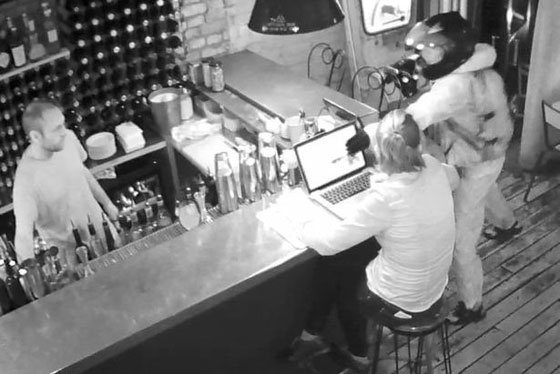 بالفيديو.. امرأة شجاعة تواجه لص حاول سرقة حاسوبها صورة رقم 1 بالفيديو.. امرأة شجاعة تواجه لص حاول سرقة حاسوبها صورة رقم 1