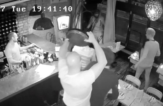 بالفيديو.. امرأة شجاعة تواجه لص حاول سرقة حاسوبها صورة رقم 6 بالفيديو.. امرأة شجاعة تواجه لص حاول سرقة حاسوبها صورة رقم 6