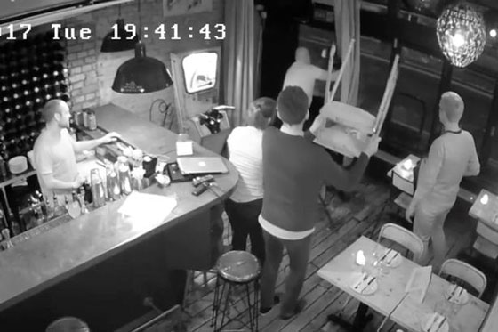 بالفيديو.. امرأة شجاعة تواجه لص حاول سرقة حاسوبها صورة رقم 7 بالفيديو.. امرأة شجاعة تواجه لص حاول سرقة حاسوبها صورة رقم 7