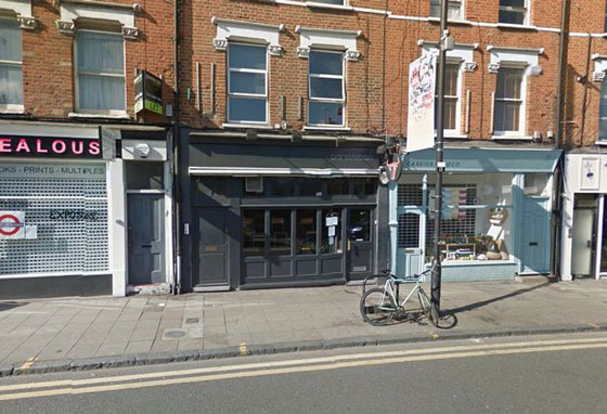 بالفيديو.. امرأة شجاعة تواجه لص حاول سرقة حاسوبها صورة رقم 10 بالفيديو.. امرأة شجاعة تواجه لص حاول سرقة حاسوبها صورة رقم 10