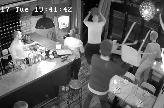 بالفيديو.. امرأة شجاعة تواجه لص حاول سرقة حاسوبها صورة رقم 8 بالفيديو.. امرأة شجاعة تواجه لص حاول سرقة حاسوبها صورة رقم 8