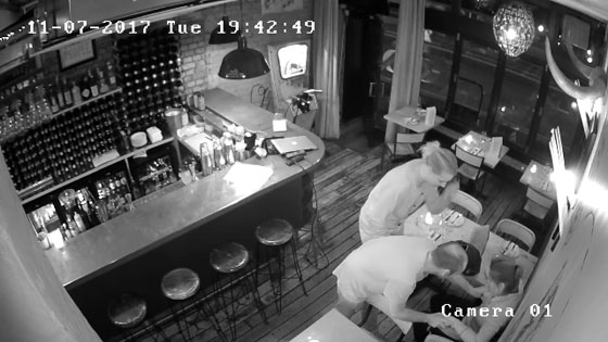 بالفيديو.. امرأة شجاعة تواجه لص حاول سرقة حاسوبها صورة رقم 9 بالفيديو.. امرأة شجاعة تواجه لص حاول سرقة حاسوبها صورة رقم 9