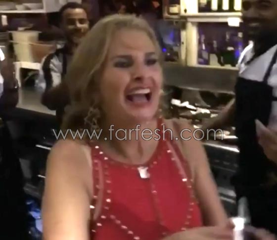 فيديو يسرا ترقص على أغنيتها (3 دقات) مع عمال مطعم صورة رقم 4