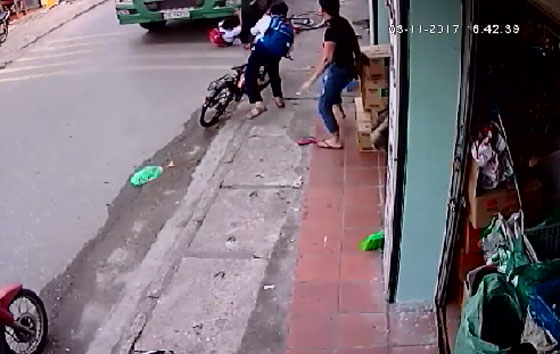 فيديو يحبس الانفاس..شاهدوا كيف فصلت سنتيمترات بينه وبين الموت بعد سقوطه تحت عجلات شاحنة! صورة رقم 2