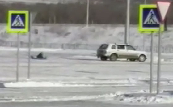 بالفيديو.. غرامة لروسي استهتر بحياة طفلته وعرضها للخطر وجرّها وراء سيارته على الثلج! صورة رقم 1 بالفيديو.. غرامة لروسي استهتر بحياة طفلته وعرضها للخطر وجرّها وراء سيارته على الثلج! صورة رقم 1