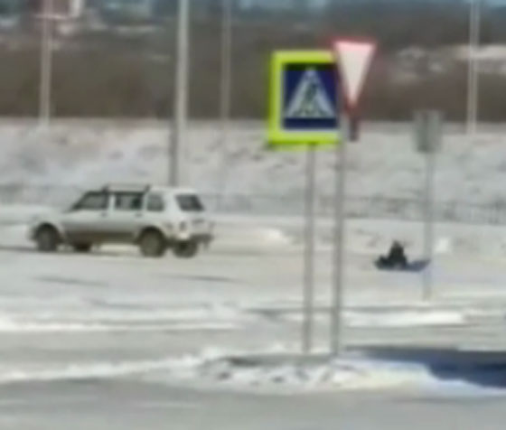 بالفيديو.. غرامة لروسي استهتر بحياة طفلته وعرضها للخطر وجرّها وراء سيارته على الثلج! صورة رقم 2 بالفيديو.. غرامة لروسي استهتر بحياة طفلته وعرضها للخطر وجرّها وراء سيارته على الثلج! صورة رقم 2