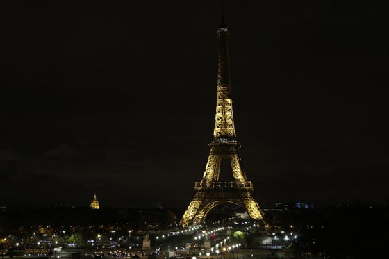 برج إيفل يطفئ أنواره حزناً على ضحايا مسجد العريش.. صور صورة رقم 2 برج إيفل يطفئ أنواره حزناً على ضحايا مسجد العريش.. صور صورة رقم 2