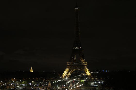 برج إيفل يطفئ أنواره حزناً على ضحايا مسجد العريش.. صور صورة رقم 3 برج إيفل يطفئ أنواره حزناً على ضحايا مسجد العريش.. صور صورة رقم 3