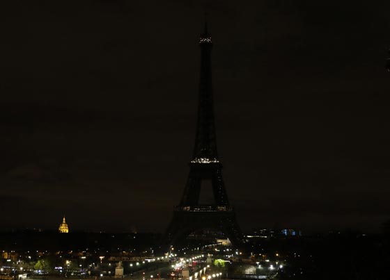 برج إيفل يطفئ أنواره حزناً على ضحايا مسجد العريش.. صور صورة رقم 4 برج إيفل يطفئ أنواره حزناً على ضحايا مسجد العريش.. صور صورة رقم 4