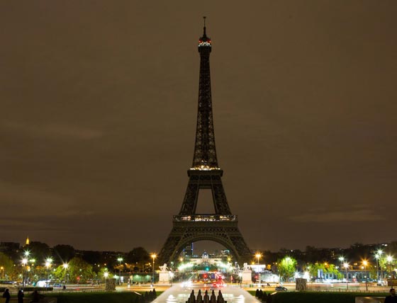 برج إيفل يطفئ أنواره حزناً على ضحايا مسجد العريش.. صور صورة رقم 1 برج إيفل يطفئ أنواره حزناً على ضحايا مسجد العريش.. صور صورة رقم 1