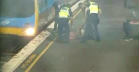 فيديو مثير.. فتاة تنجو من الموت بأعجوبة صورة رقم 3 فيديو مثير.. فتاة تنجو من الموت بأعجوبة صورة رقم 3