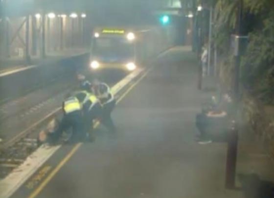 فيديو مثير.. فتاة تنجو من الموت بأعجوبة صورة رقم 2 فيديو مثير.. فتاة تنجو من الموت بأعجوبة صورة رقم 2