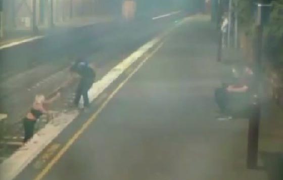 فيديو مثير.. فتاة تنجو من الموت بأعجوبة صورة رقم 1 فيديو مثير.. فتاة تنجو من الموت بأعجوبة صورة رقم 1