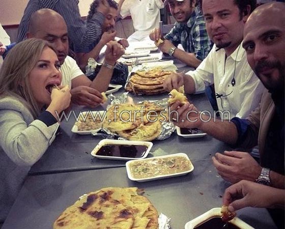 ماذا تأكل النجمات؟ شاهد صور فنانات اثناء تناول الطعام تفضح شراهتهن! صورة رقم 5