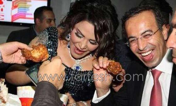 ماذا تأكل النجمات؟ شاهد صور فنانات اثناء تناول الطعام تفضح شراهتهن! صورة رقم 7