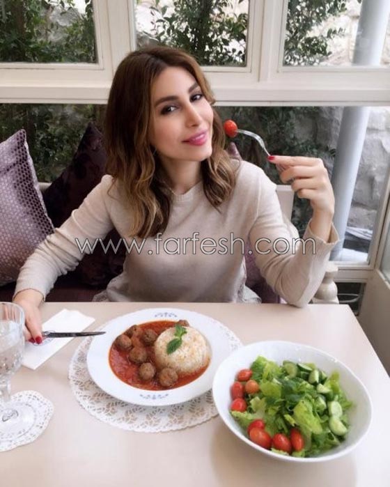 ماذا تأكل النجمات؟ شاهد صور فنانات اثناء تناول الطعام تفضح شراهتهن! صورة رقم 4